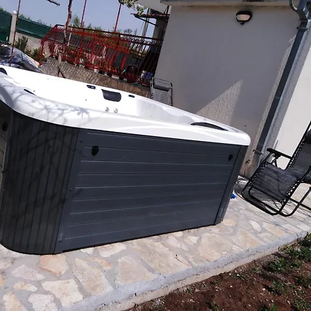 Tamy - With Jacuzzi Semesterbostad Srijane